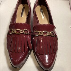 Women's Burgundy Tahari Loafers with Gold Chain 7.5 $39